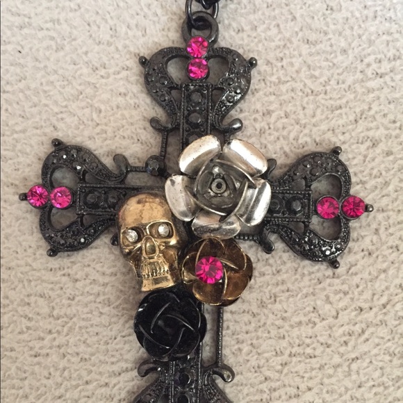Cross necklace with skull and roses - Picture 4 of 5